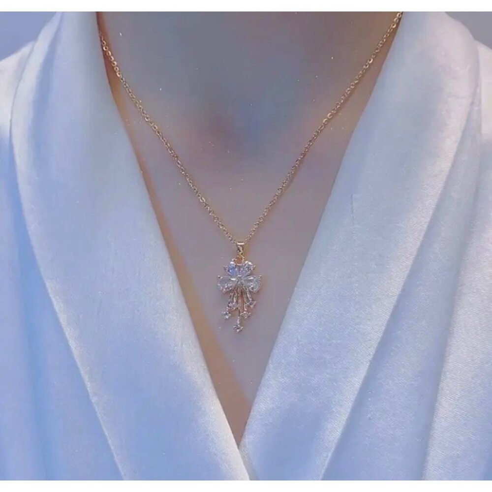 Gold-Plated Chain Necklace With Sparkling Crystal Flower Pendant